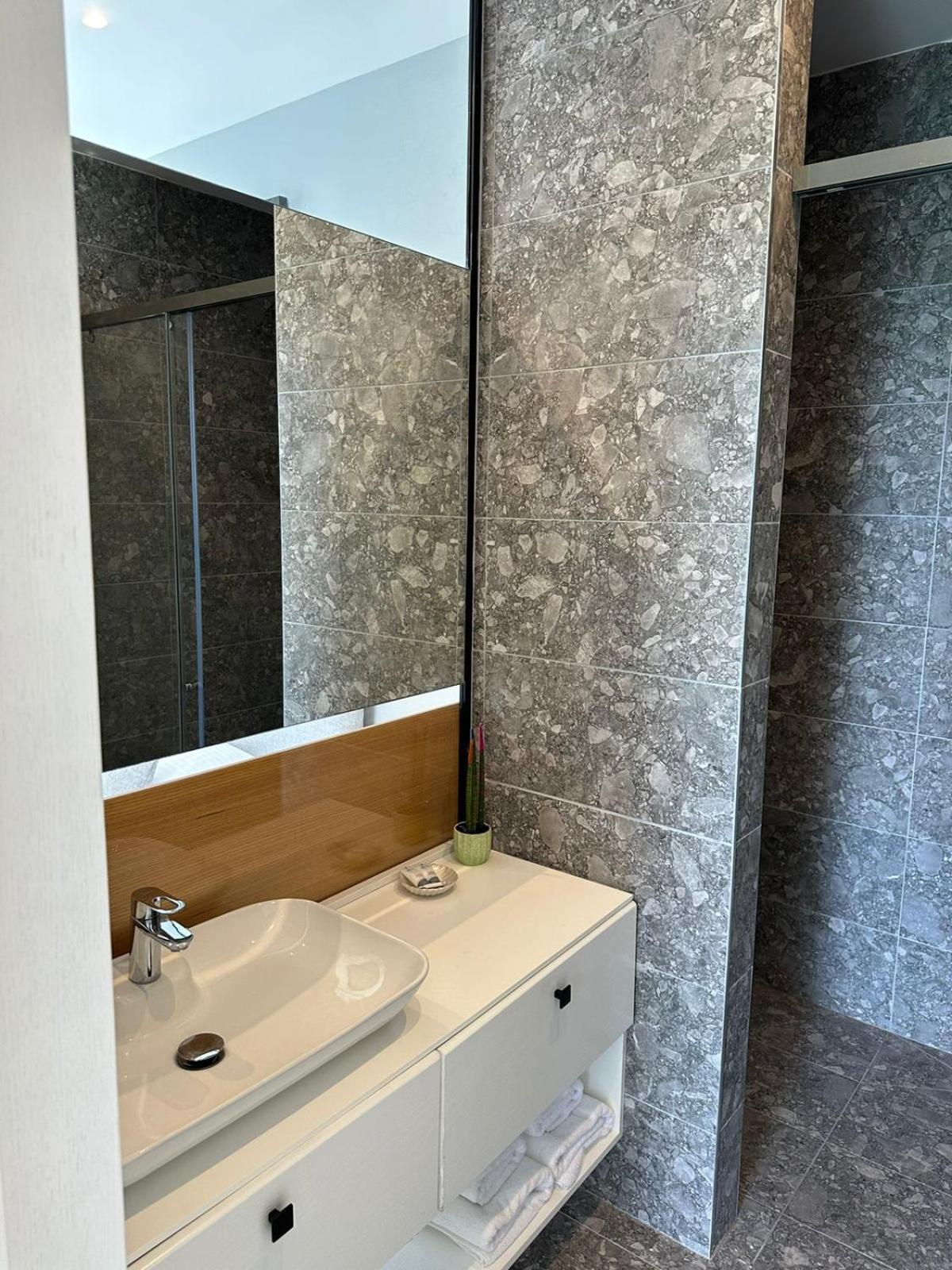 Dukes Albania Hotel Radhime Bagian luar foto